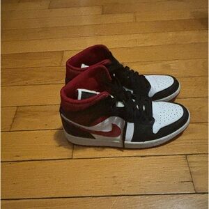 Great condition men’s  NIKE Dunk high tops size 8. White, red, black.
